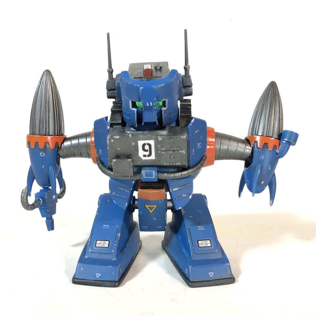 まえ装備は腕部のクロー及びドリルコーンと手に装備されたビームアロー