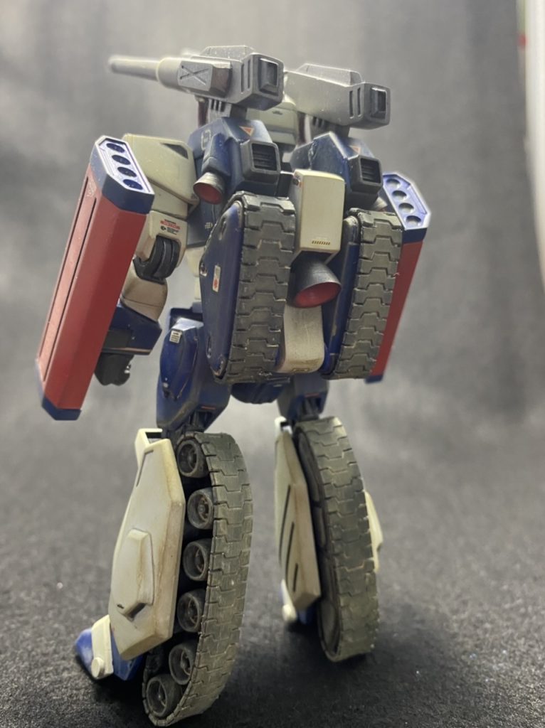 キャタピラはキットのものに切れ込みを入れてあります。背部ノズルは市販品です。