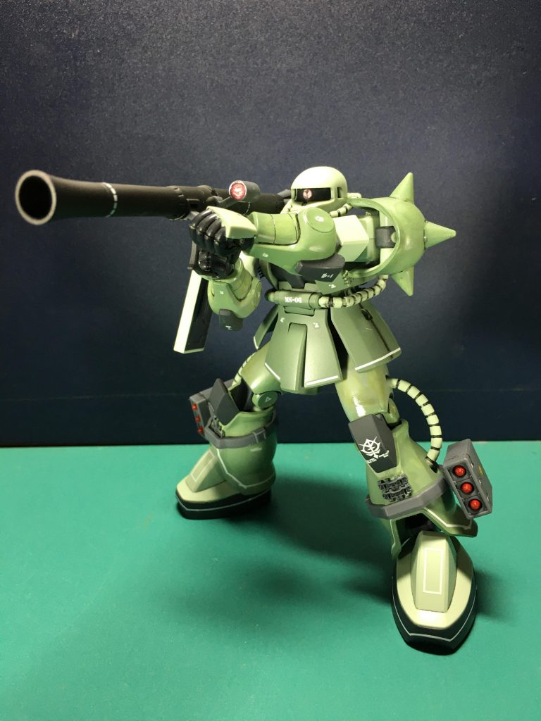 　今回はジャンクパーツ処理も兼ねてEXモデルのマゼラ・アタックで余ったパーツを各部に貼り、ジオン残党軍で運用されている現地改修仕様として製作しています。　足首の構造が独特で接地させづらい…