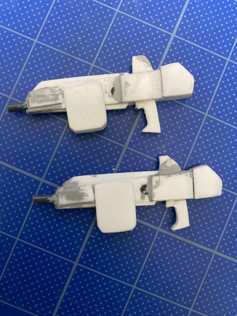 大型バッテリーパックも装備して、2丁のビームライフルの出来上がり