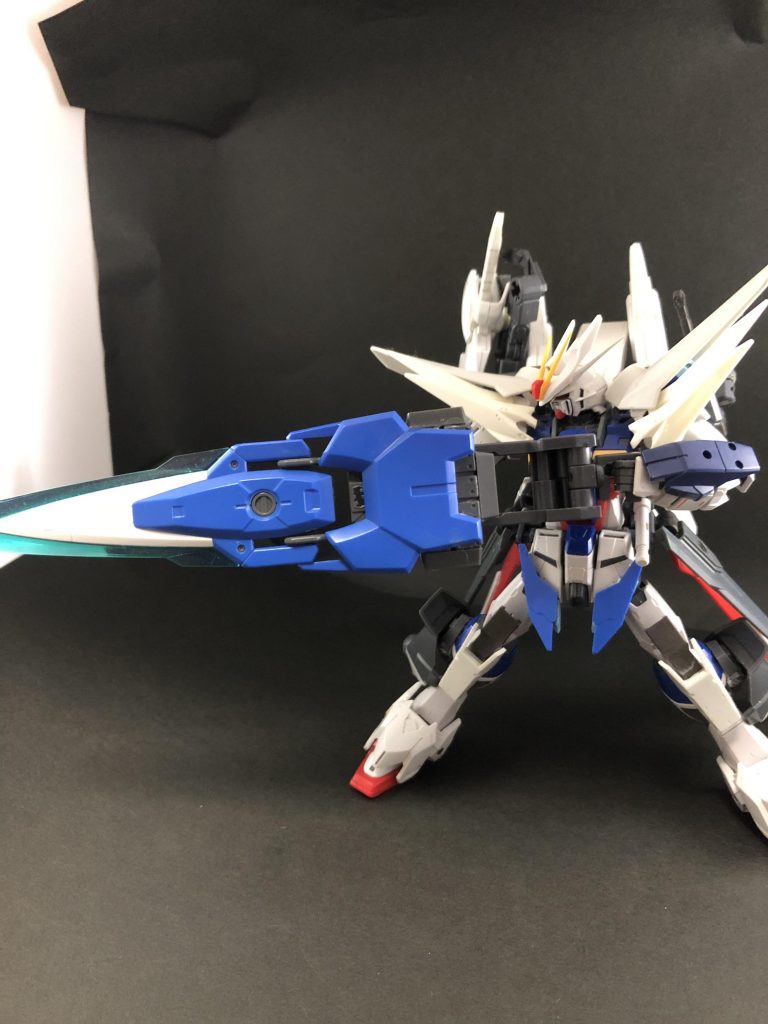 シールドは裏面のアームを展開し、サーベルのグリップを差し込んでサブグリップにすることで弓っぽい構えができます。設定的には電童輝刃ストライカーFAのイメージでこのまま突進します。必殺技です。カッコいい。