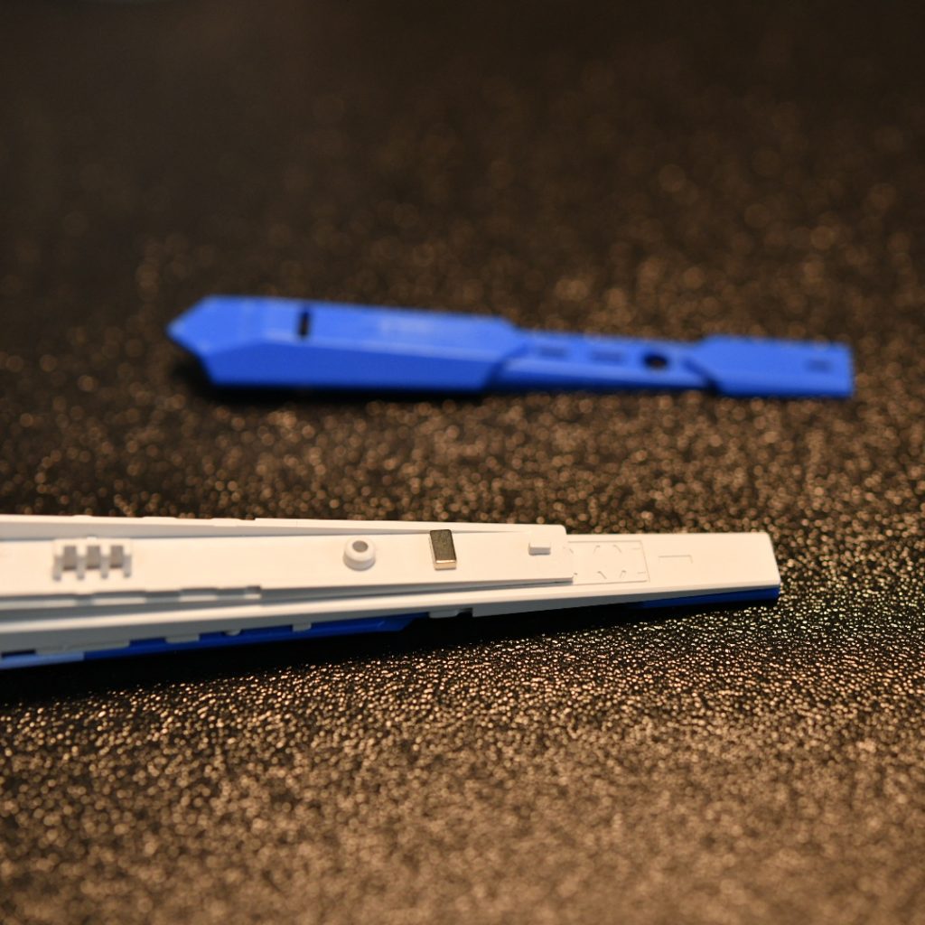 ファンネルに仕込んだ磁石です。反対側は加工しないとパーツがハマらないです。