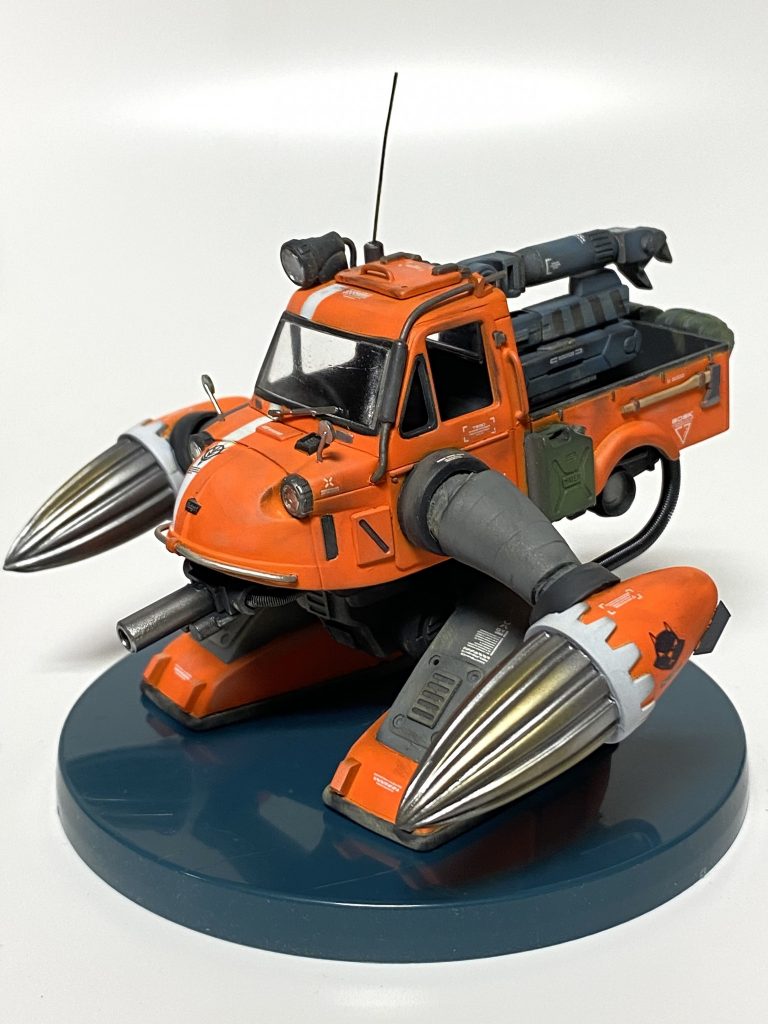 タミヤウエザリングマスターで軽くウエザリング。小物取り付けて本棚完成。イッヌ塗り忘れてる事に気付く。