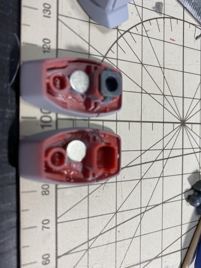 足には磁石を仕込ませてます