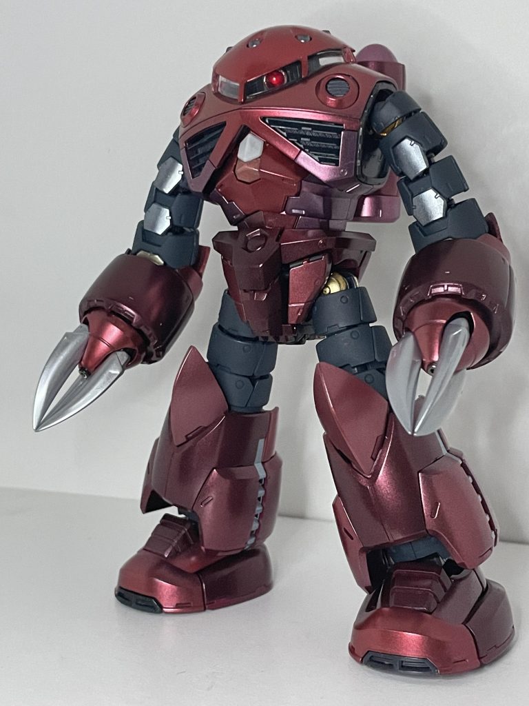 モノアイの外の部分をメッキシルバーで塗りました全体に仕上げとしてクリスタルカラーのルビーレッドを薄〜くエアブラシで吹いていますこれにより少し赤みが増しますシャアって言うよりどっちかっていうとジョニー•ライデン専用機みたいな色ですでもシャア専用機です