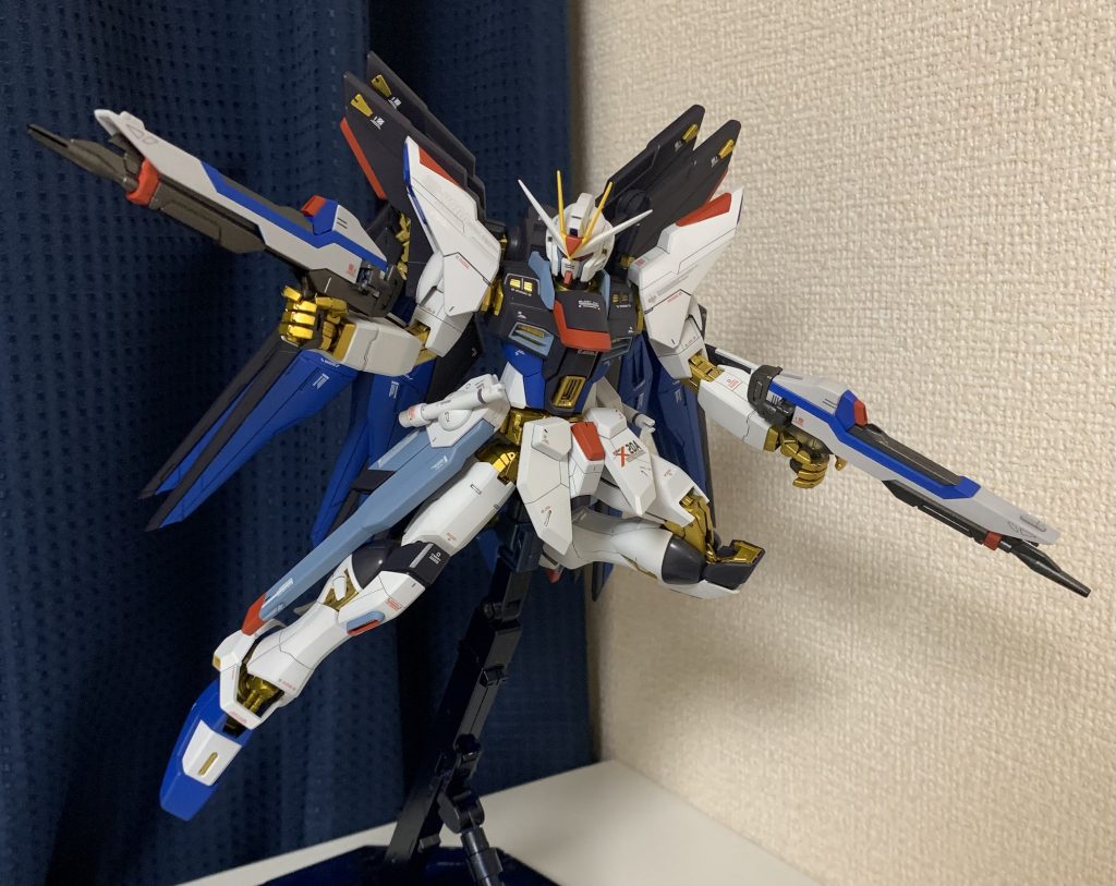 ライフルを構えて②腕部やスカートがのっぺりしていたので、スジボリ追加しています。