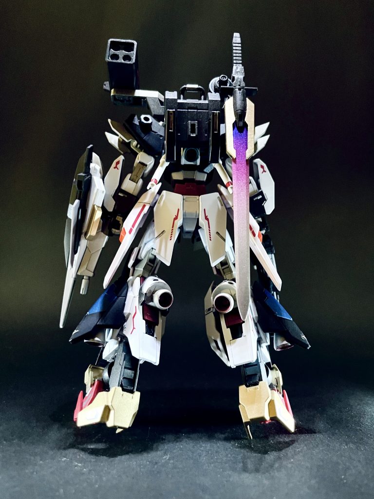 後ろはこんな感じです。以前に作ったアーケインガンダムの兄弟機というコンセプトで作ったので、所々にそれっぽい改造を施しています。ソードはグラデーション塗装にしました。