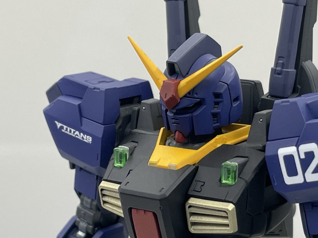 アンテナの赤部分は取り付けの際に塗装を削ってしまったので筆塗り修正。下手くそで汚ない。