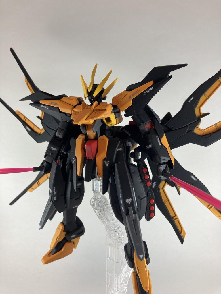 両肩にはビームサーベルが収納されている