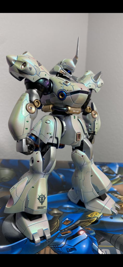 今回は、ホワイトとシルバーをメインカラーにしました。100均で売っているミラーパウダーをクリアに混ぜて偏光塗料を作って、色々試してみました。