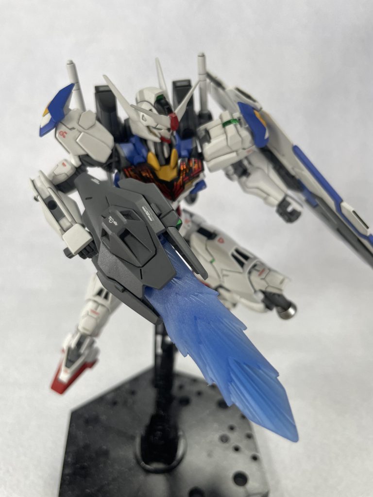 レシーバーガンとビームブレイドメインの武装で大きく見栄えがいいですが、ちょっと取り回しが悪いところがあります。ビーム刃はグラデとつや消し塗装してます。