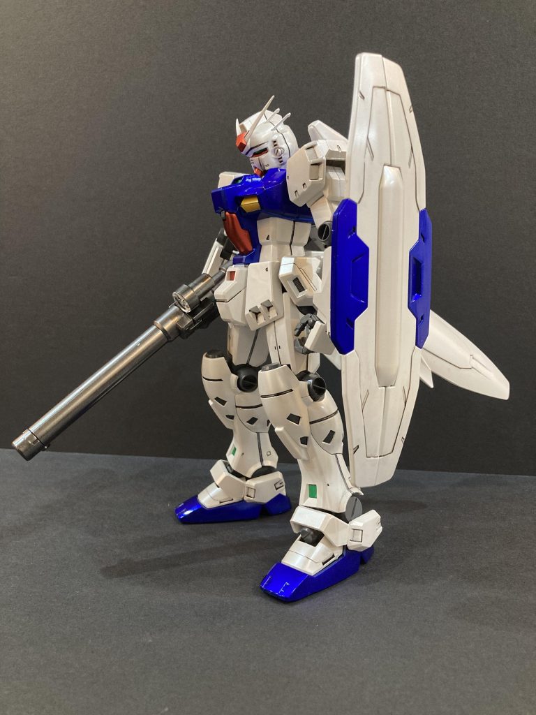 素組時にガンダム マーカーでスミ入れしてましたが、塗装後タミヤのエナメルのスミ入れで、再実施しました。