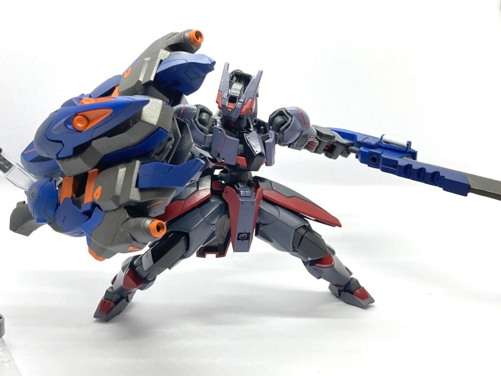 そもそも何故作ろうとしたのか。前からガンプラにチャアクを持たせたいという考えがあったのですがそれともうひとつ理由がありまして…この話はモンハンを知っているもしくはやっている人、尚且つチャージアックスを使ったことがある人にしか分からないかもしれませんが、まあ聞いてください。モンハンのハンターのフィギュアにテオテスのチャージアックスを持ったものがあってそれを買ったのは良かったのですが、チャージアックスが片手剣ぐらいのサイズしかなくて変形も差し替えで挙句の果てにはチャージアックスなのにチャージ出来ないというものだったのです。｢それならいつかちゃんとしたチャージアックスを作ってやる‼️｣と思い至って出来たのが月鋼盾斧アスタリスというわけです。まさかホントにガンプラでやることになるとはその時に思いませんでしたけどね( ˊᵕˋ ;)💦