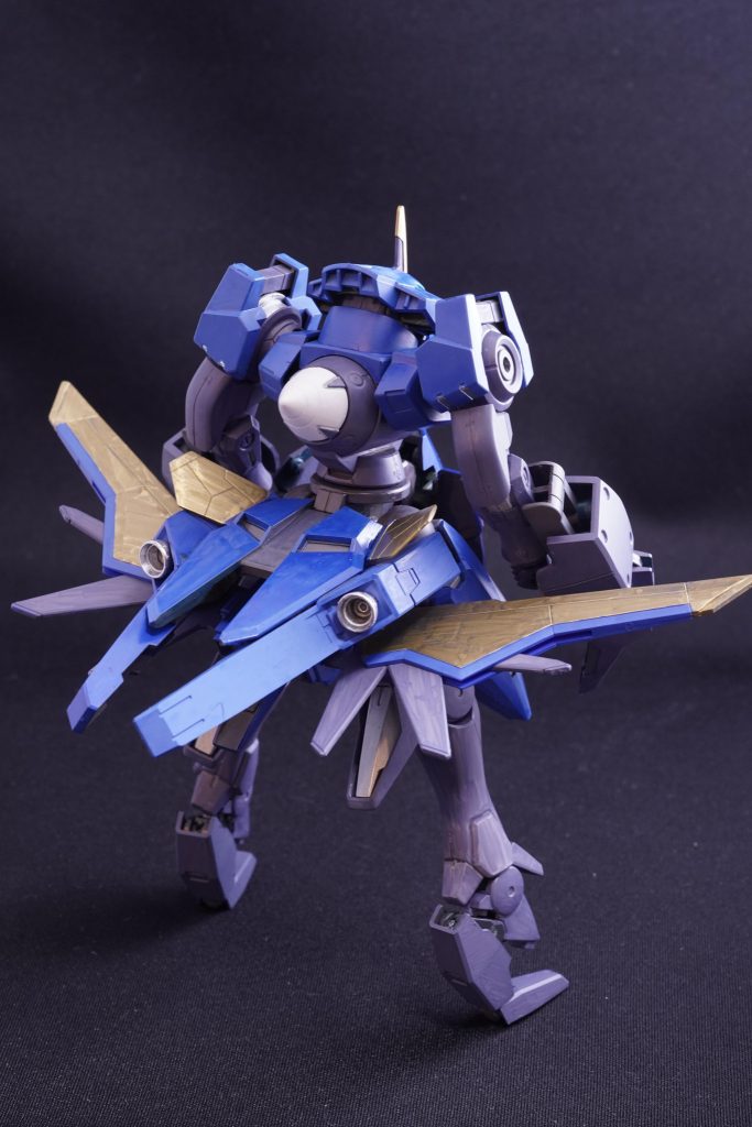 各種GNバーニアは下半身に集約されている。次世代主力MS開発のためのデータ収集を効率よく行うべく、3種類の異なる構造のGNバーニアを装備する。また、テスト時にはそれぞれのGNバーニアを単体で動作させられる上、1種類のGNバーニアのみで十分な飛行が可能である。腰部から伸びる巨大な翼は、表面をGN粒子でコーティングし揚力を得て自律飛行が可能である。飛行性能は非常に高い機体ではあるものの、試験段階のフライトユニットは非常に脆く着地時に衝撃で破損するケースが見られた。そのため脚部には衝撃吸収性の高い形状を採用している。