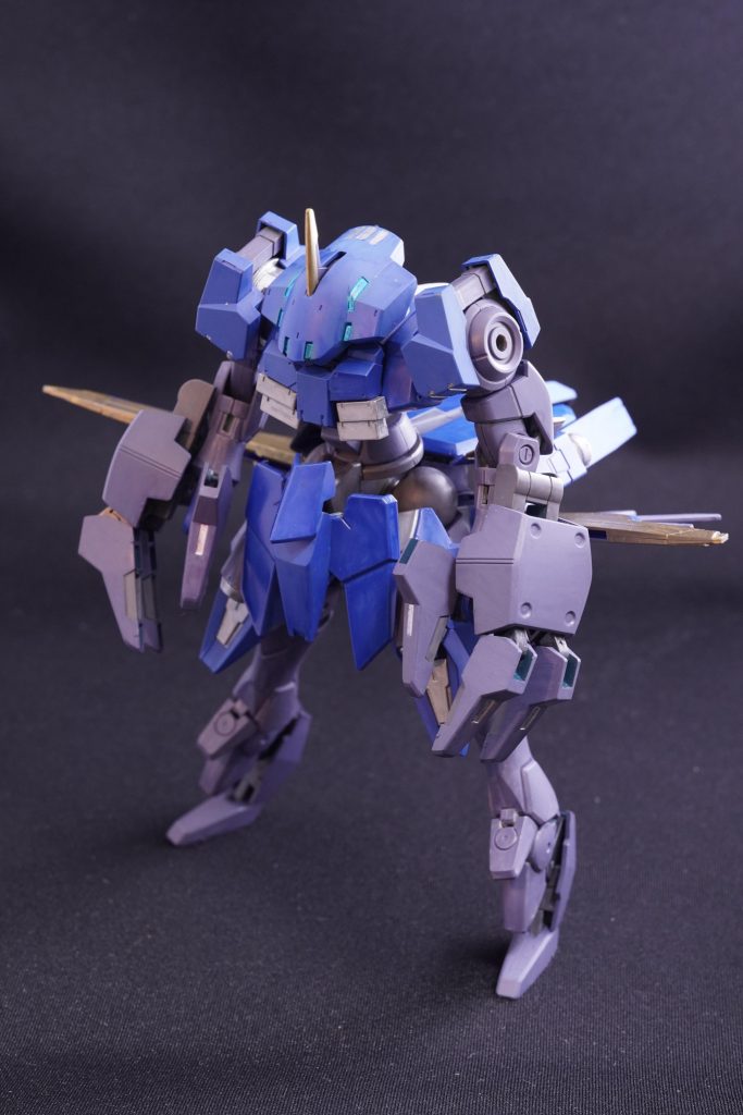 連邦軍によって接収されたヴェーダには本機の基礎技術となる膨大な開発データが保管されており、本機の開発成果もまたヴェーダに収集されている。そのため、両腕部に装備された大型の格闘兵装GNクローと腰部に複数装備されたGNバーニアは、GN-003ガンダムキュリオスの流れを汲み、のちにCB-002 ラファエルガンダムにも反映された。武装は先述のGNクローのみであるが、これは腕部に装着された2本の爪を持つGNクローユニットと手持ち装備を兼ねるGNフックを組み合わせて使用する複合兵装である。各クロー内側はGN粒子によるコーティングを施しており、掴んだものはGN複合装甲であっても裁断する能力を持つ。