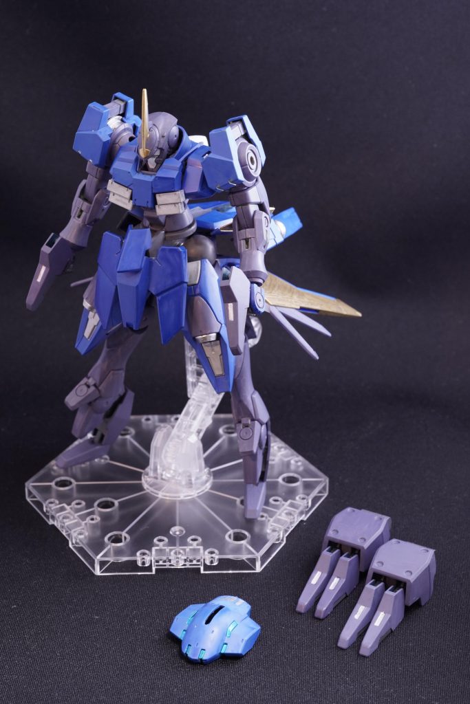 GNクローは腕部から取り外しができる。メンテナンス時には頭部センサーユニットも取り外される場合があるが、このユニットは頭部に被せる形で接続されているので頭部自体に手は加えられていない。