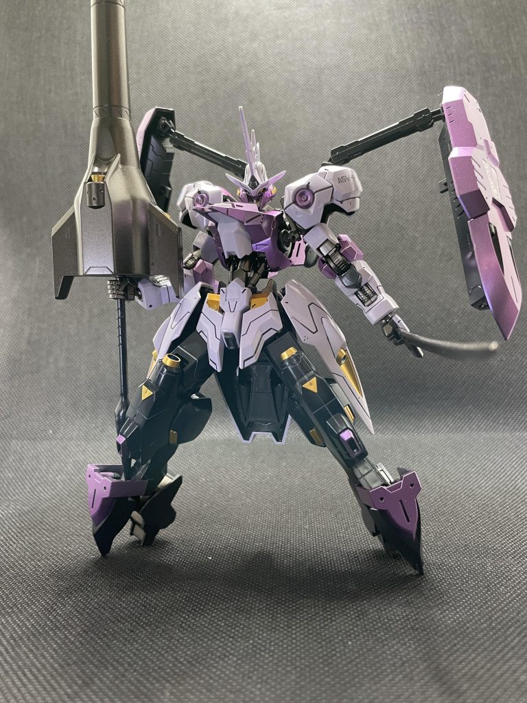 パッケージ風に構えて最近のガンプラに比べて合わせ目が面倒な点が多く、中々自分の技術力の無さを痛感させられました笑