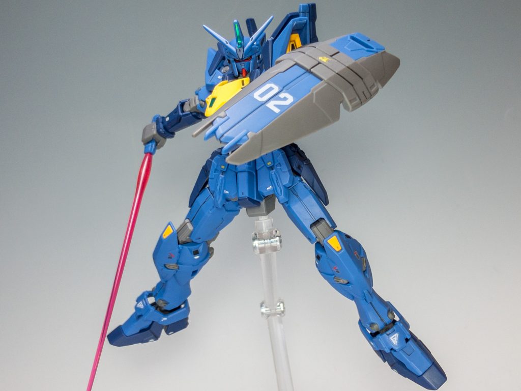 サーベルで。オーソドックスにライフル、サーベル、シールドが主な装備です。