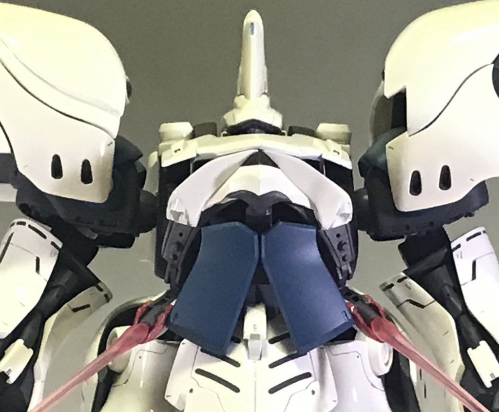 写真だとほぼ見えませんが、胸部中央が上に開きマシンキャノンが隠れてます。