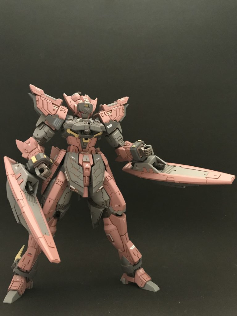 クルッと回せばライフルモード。状況に合わせて素早く武器を切り替えられるという訳です。シンプルなのに多機能でパイロットの戦闘センスが無いと上手く扱えないーーみたいな隠れ脳内設定があります。そういうのに燃えます。金○のバイクとかサボ○アとかソードフィッ○ュとかーーそういえば赤いのばっかりですね。