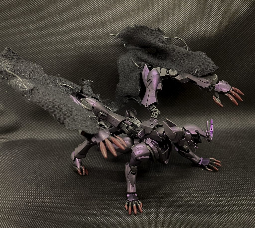 MAドラゴン形態 腕部解放MA形態で大型複腕を使用可能にしたMAでの攻撃形態。四肢とスラスターによる高速移動に加え、複腕での攻撃を可能にした事により突撃からの破壊力は本機の中でも最大を誇る。