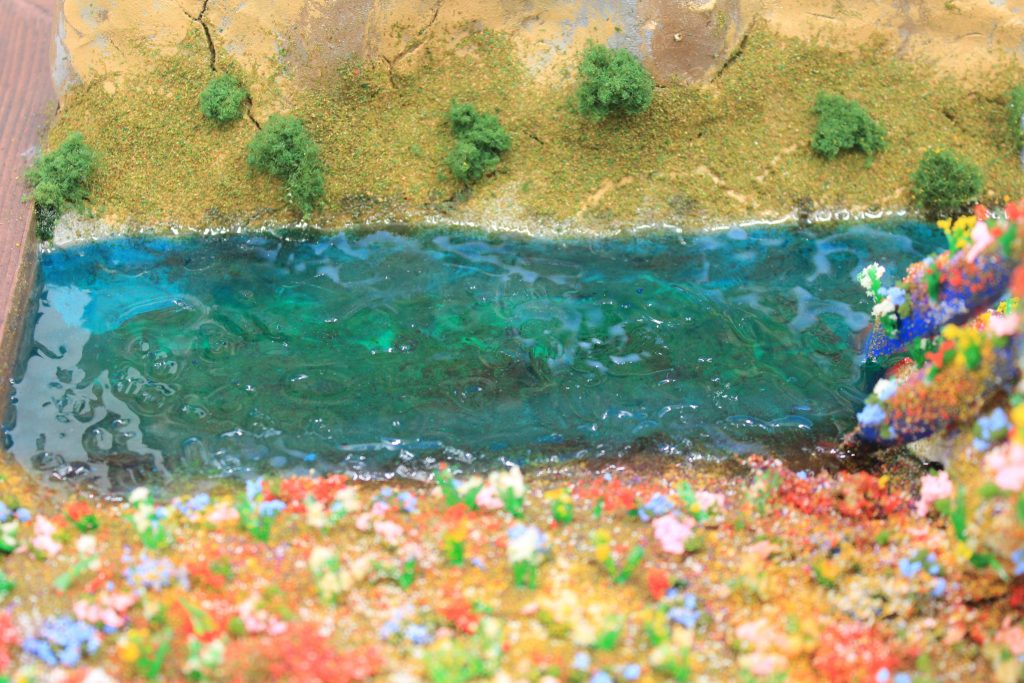 湖はクリアーレジンの積層です。水面は大波小波です