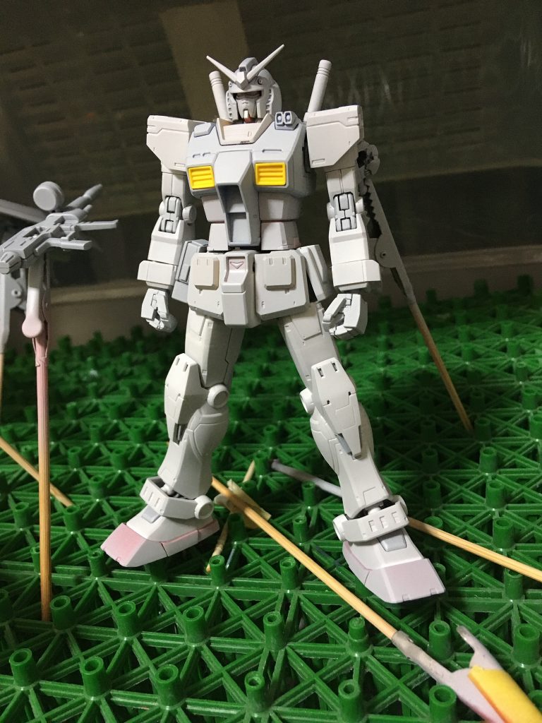 サフ状態です。この後分解してヤスリがけを行いました。