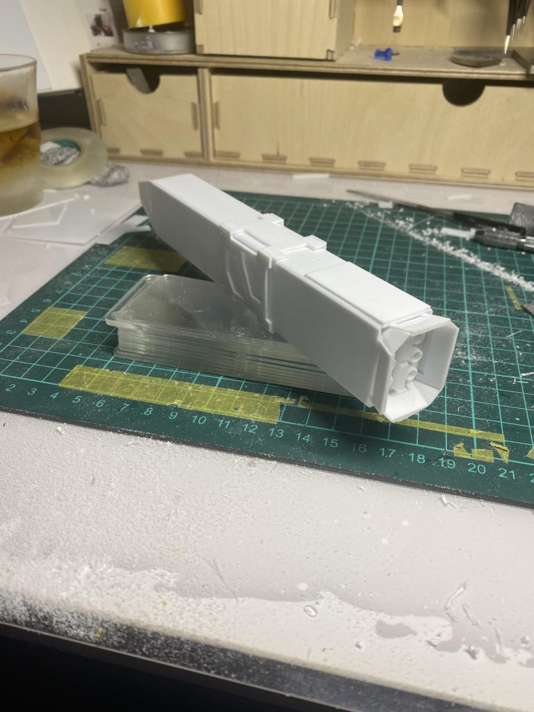 プラ板でプロペラントタンクを製作し、中央部スライダーを製作。(武器保持装置)