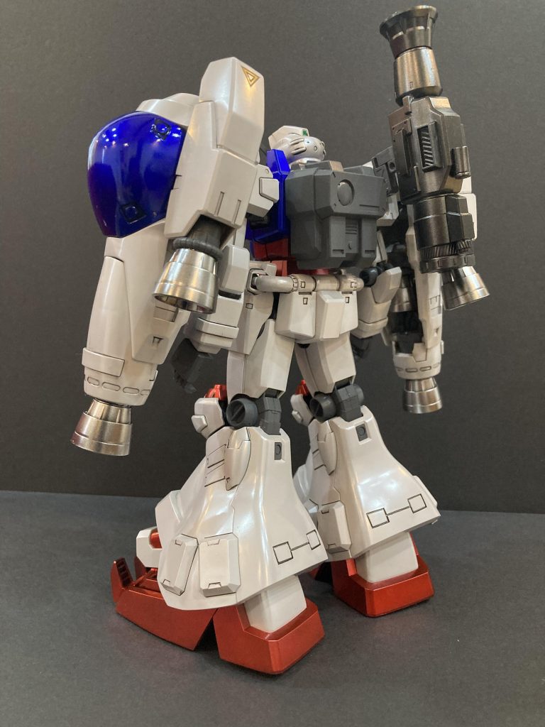 二十数年前のキットにしては、カッコ良いです。後ろからだと足が太く見えます。