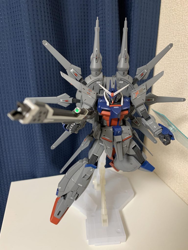 ライフルを構えて。元々成形色一色でしたので、塗り分け若干大変でした。スコープ部はHアイズをクリアグリーンで塗装し貼り付けています。