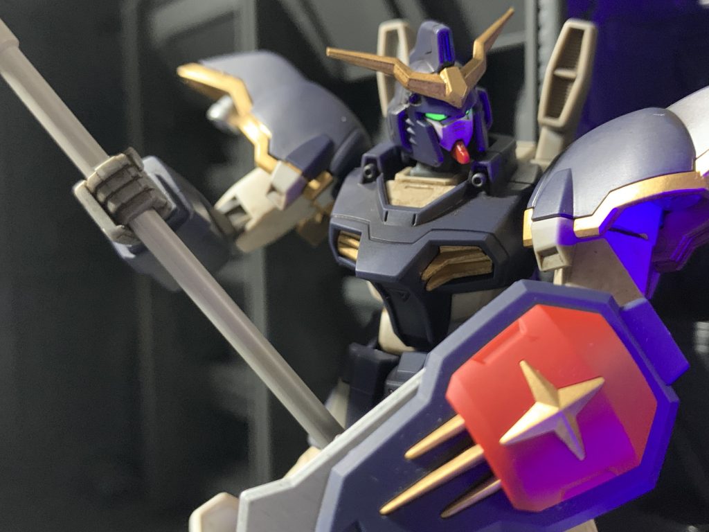 最後はお気に入りショットで〆。ご覧いただきありがとうございました。本体黄色部分:ガンダムマーカーレットゴールドヘッドバルカン、マシンキャノン:エナメル塗料ジャーマングレーバーニアノズル:エナメル塗料クロムシルバー