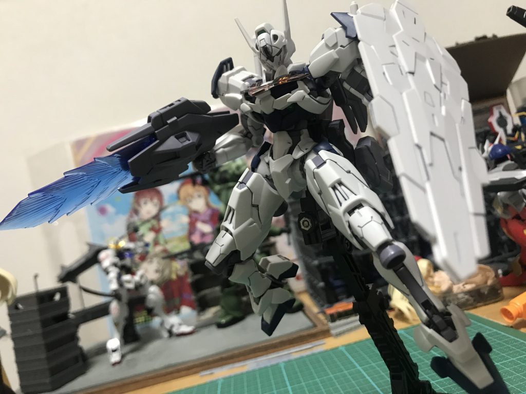 スタイルがいいし可動域もかなり広くていろんなポーズが取れるのはさすが最新キットだぁ…