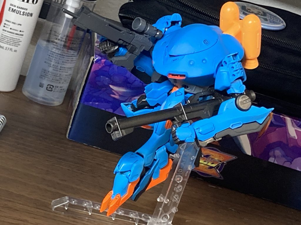 こっちはガンダムベースで売っていたカスタムスナイパーライフルとH i-vガンダムのバズーカを持たせました。脇にかかえるバズーカが好きなので持たせてみたのですがなかなか似合っているんじゃないでしょうか?ナイトメアみたいにすべるように移動しながらバズーカぶっ放して欲しいですね🤪  足のブースターで移動できるってことにしておくか…😵💫