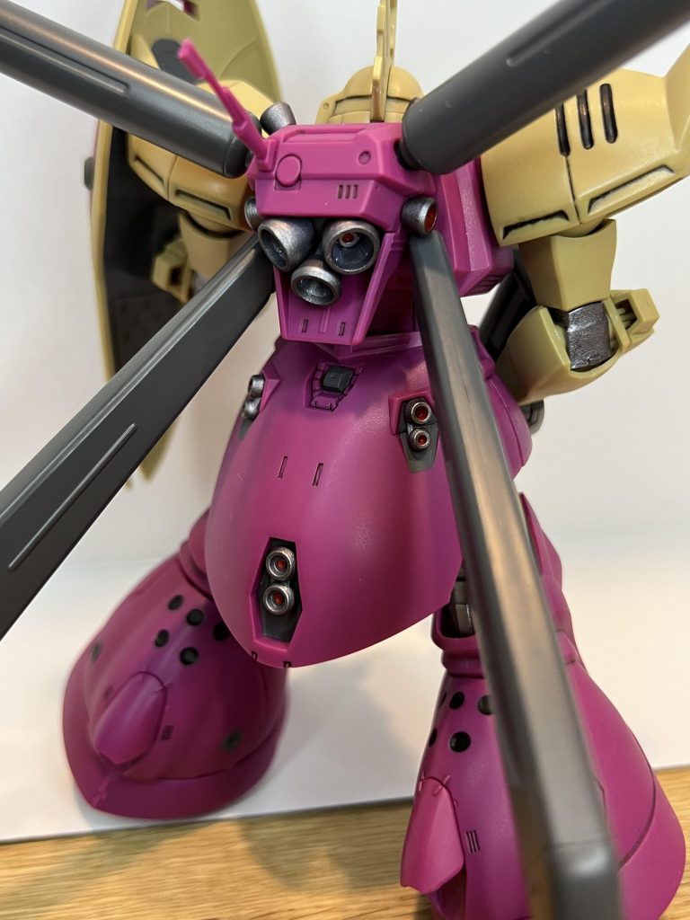 部分塗装のみでこんなにカッコいいさすがゲルググです。（トサカのパーティングライン消し忘れに写真で気づく、、）