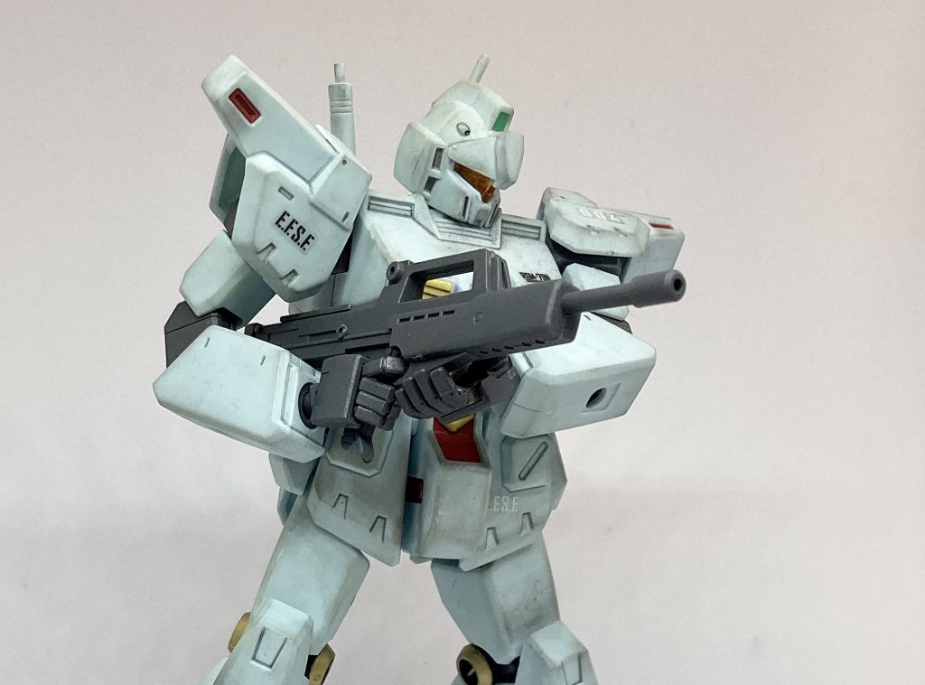 特殊な左手パーツで自然に両手持ち出来ます。