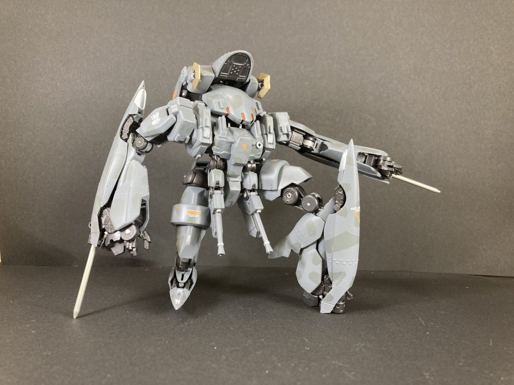 レギンレイヴの脚をそのまま、腕や脚に移植したので伸縮可能のパイルを展開できます。胴体の延長には、「フルメタルパニック!」のアーバレストの胴体周りを使用しました。