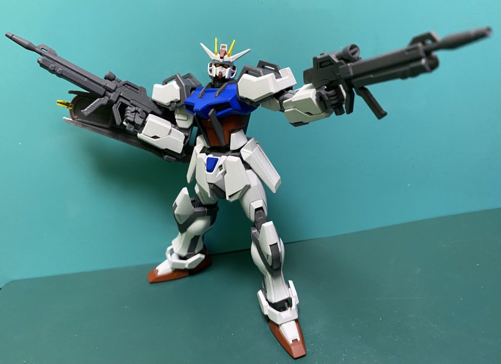 前に作ったストライクからビームライフルを拝借して両手でライフル