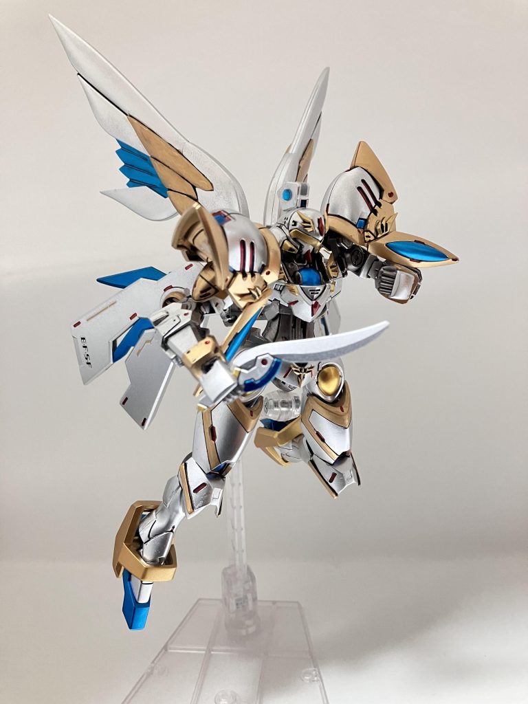 頭部にある短剣は不思議な法力を纏い邪悪な敵を薙ぎ払う