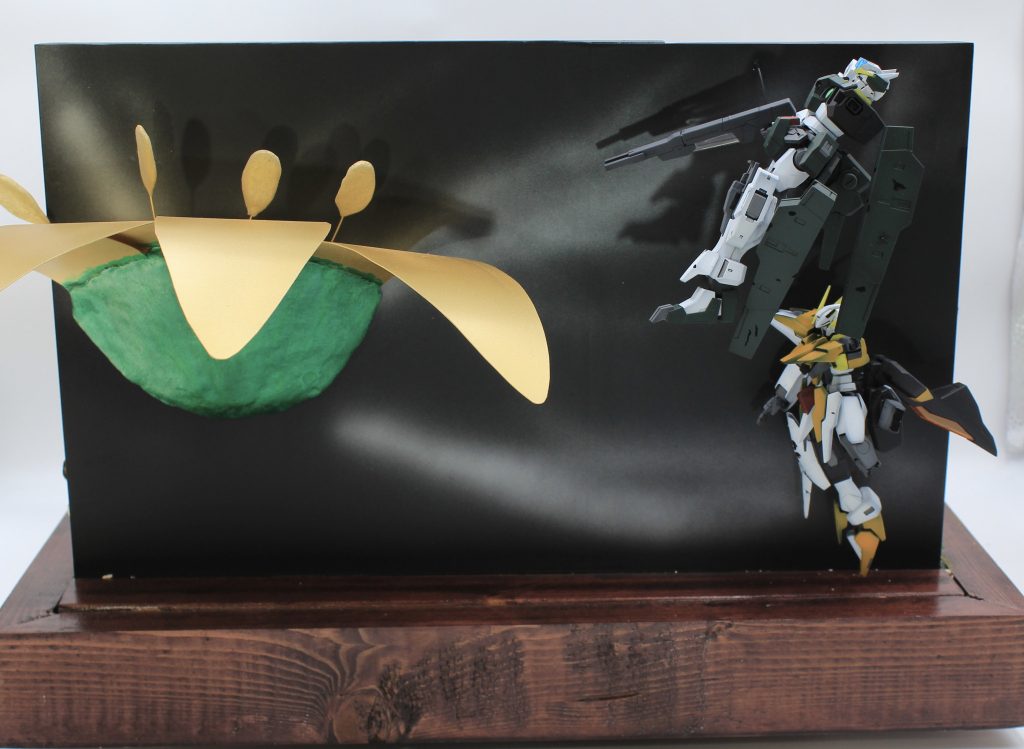 作品の背面。サバーニャ、ハルートは簡単なダメージ表現と黒立ち上げでの塗装です。ELSの花はプラ板と紙粘土ベースで作りました。