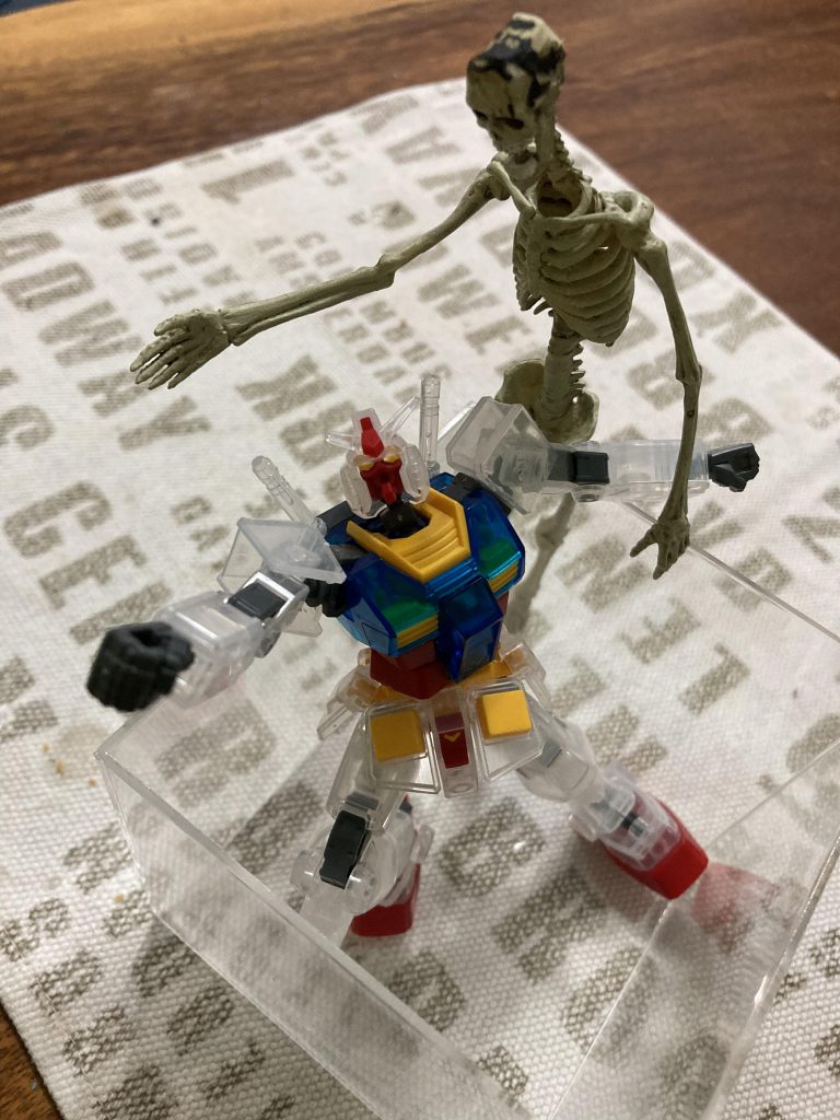 一番くじのお気軽なEGクリアーガンダムをベースに骨格を打ち出す為にポージングを固定して製作しました^ ^