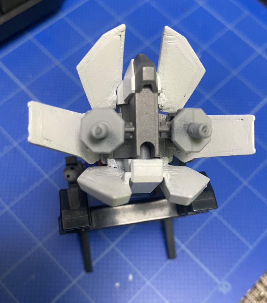 スカートの中身はいつも通りプラ板とパテで穴埋め