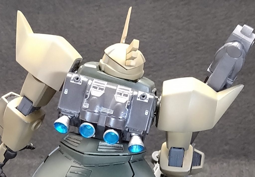 バックパックはオリジンザクとFGザクのバックパックを利用中央部がFG、両サイドがオリジンのものになります。FGの方がモールド細かかったんですね。