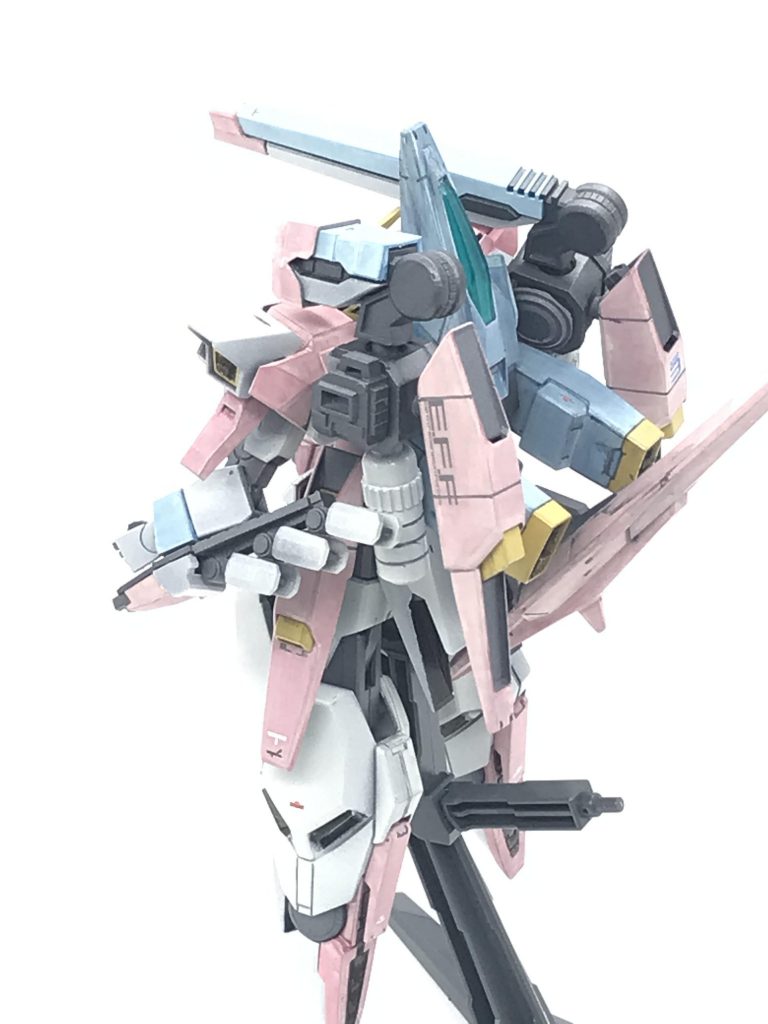 左手には、2ndVのミノフスキーシールドをAGE風にした、シールドビット搭載しました。カラーリングはパステル調にしています。AGEのモビルスーツの設定画は優しい色合いで好きなので、そのイメージです。