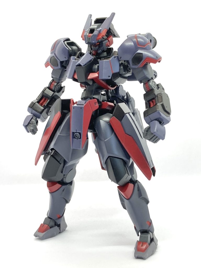 GXMH-001ガンダムゲオルグ「GBNの中でもチャージアックスを使いたい」というぶっ飛んだ願いを実現させるために制作されたガンダム。「ゲオルグ」という名前は竜殺しの伝説を持つ「ゲオルギウス」から。型式番号の「GXMH」とは『GUNDAM』×『MONSUTER HUNTER』そのまんまである。シュヴァルべ・カスタムをベースに重い武器を持たせるためにアスモデウスの腕を採用している。背部のスラスターを大型化し、新たに腰部にもブースターを増設したことで見た目以上に高機動で動くことが出来る。ナノラミネートアーマーで固められているため防御力は高い。