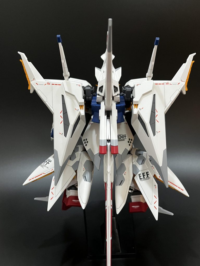 背面もカッコいい！！特に足回りのFFユニットがいいですよね次作ではもっと見やすい明るい戦闘シーンを希望します！