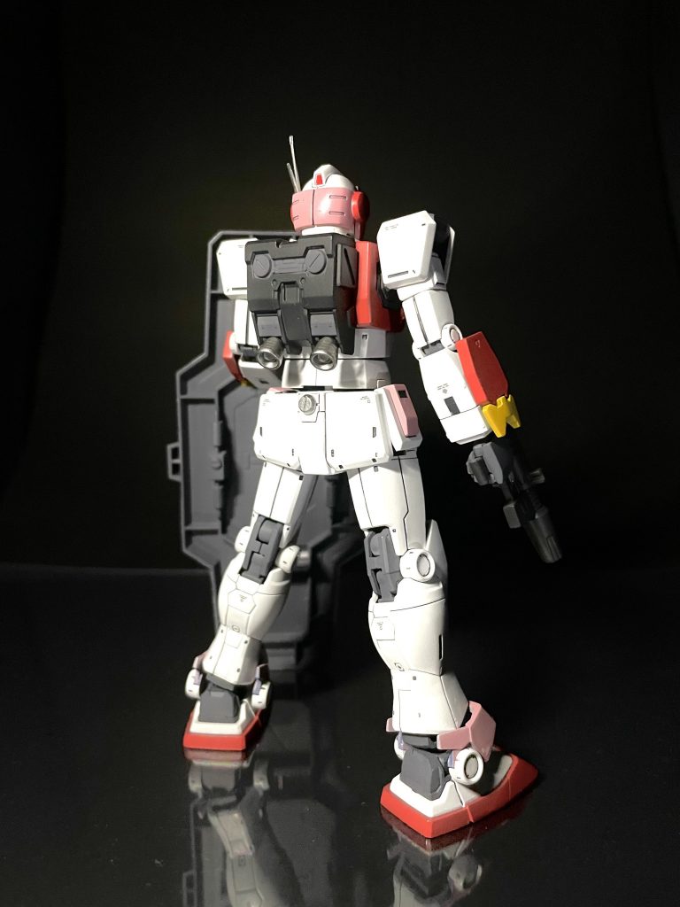 バックショット。特にアピールポイントもなく普通。腰の武器をマウントする丸穴はカッコ悪いのでディテールアップパーツで蓋しました。ビームダガーの柄は差し色で黄色に。