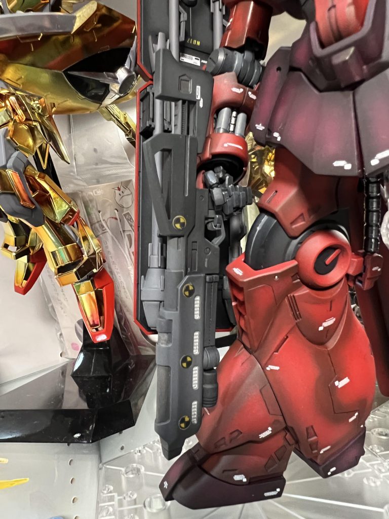 最初に作り始めて最後に仕上がったギラ・ドーガの試作型ビームライフル。設定通り銃身下のセンサー(？)を短く加工。複数のグレーで塗り分けています。ターゲットマークは市販のものがなかったので初めて自作。そのままだと隠ぺい力が全然なかったので金の箔デカールをポンチで抜いて貼り付けて、その上にターゲットマークを貼りました。脚はうるさくならない程度にスジボリを行い、メタルボールを埋め込んでいます。