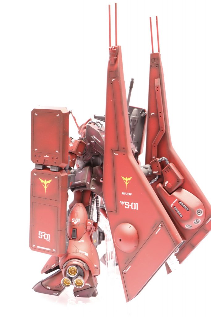 設定ではシールドとグライバインダーはダークレッドのようですが、連載では本体色のように見えます。ダークレッドの面積が多いとあまりにも暗くなりすぎる気がしたのでこの辺は自己解釈を含め本体色にしました。いろんな意味でサザビーのテストベッドだと思い本体色はサザビーレッドに。ダークレッドは小豆色にシャアレッドとサザビーレッドを調色しシャアレッドでハイライト的に陰影を付けています。