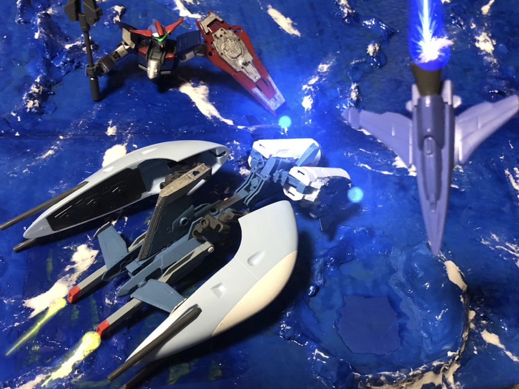 換装・分離合体機構を駆使し、単機で従来MS複数分の性能を発揮する事でユニウス条約の制約である「MSの保有数の制限」をクリアしたZGMF-X56S「インパルス」。アーヴァンクスではその軍用MSとしてはインパルスのその奇異な特性に着目し本体設計のベースとしている。しかし設計の基としながらも海洋での運用やインパルス系MSを実戦投入して得た反省を活かした仕様変更が多く、オリジナルの特徴であったシルエットシステムとの互換性は無い。分離合体機構も戦闘行動中の合体は不必要と判断された為、一部機能をオミット。その代わりに分離機能のみを拡張し損傷・推進剤を消耗した部位を専用機材無しで即座に分離、予備パーツと交換する事で戦闘中の整備時間を大幅に短縮可能になっている。