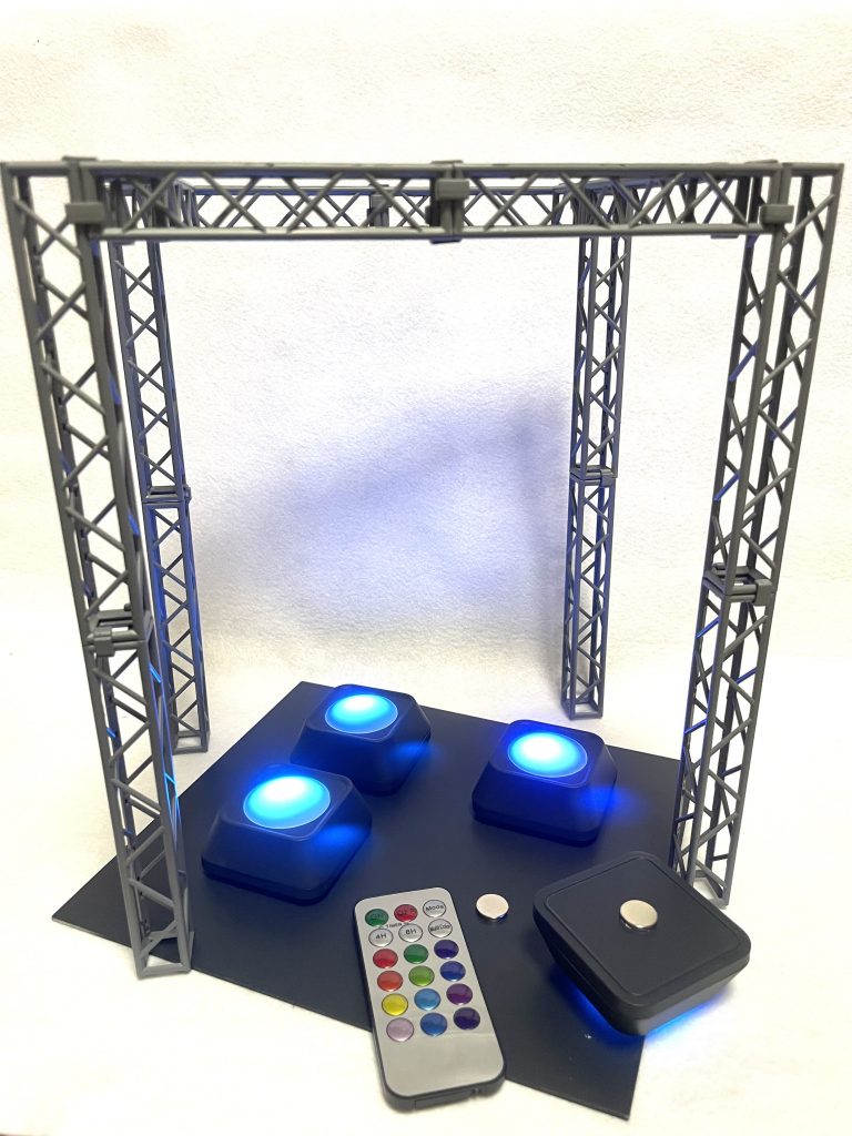 市販のトラスでプラ板にライトを貼っつけた天井を支えてます。トラス高いし、ライトは百均アイテムとはいえ、300円×４だから、コレだけでまぁまぁ高つきました。テレビのリモコン操作に反応して点灯します…。